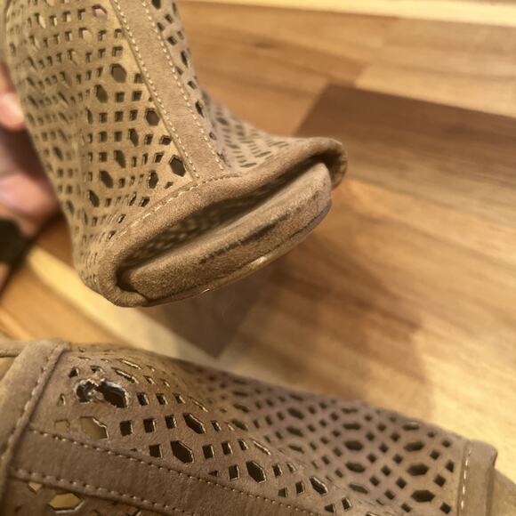 Madden Girl Rango Perforated‎ Slingback Sandals Sand, 8US - Picture 9 of 10